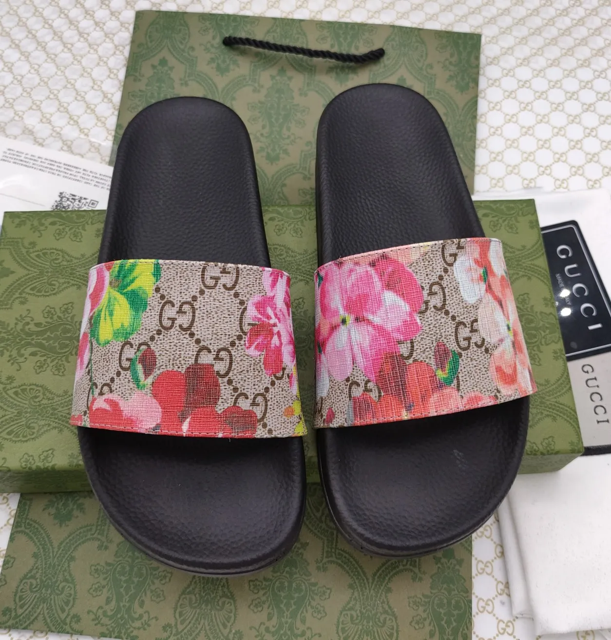 👟👟Ex-factory price 220👟👟 Couple model 🎗Gucci "Gucci" slippers, a much-anticipated one, so beautiful that it will melt your hearts❤,! It is simply a masterpiece of extraordinary craftsmanship. It is a must-have for everyone. It is made by open molding. The foot feels Q-elastic and super soft. The upper foot is super delicate. Size number (35~47), exclusive model, with many layouts, there is always one you like🎉🎉
